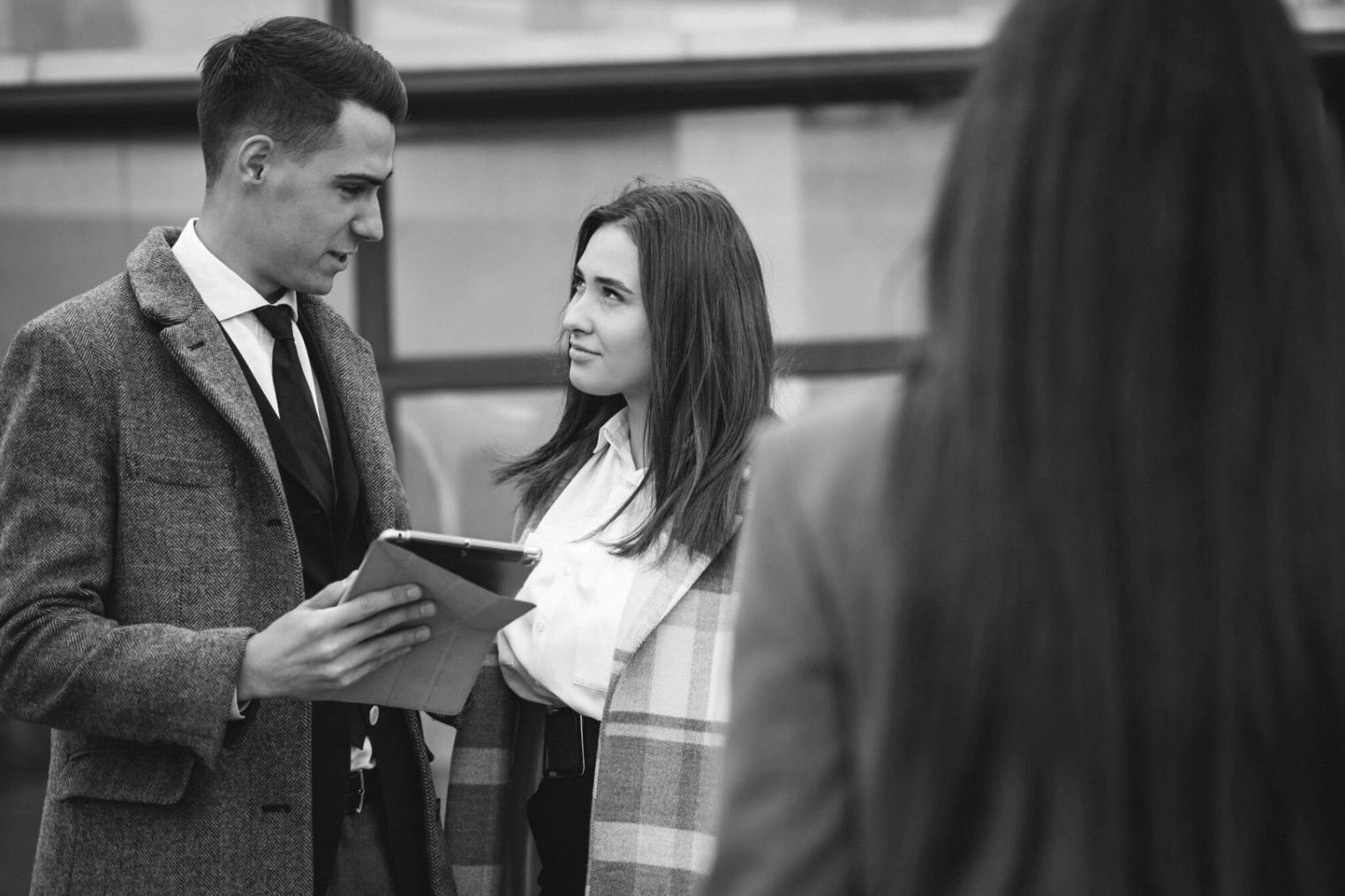 Personne analysant des documents financiers avec concentration