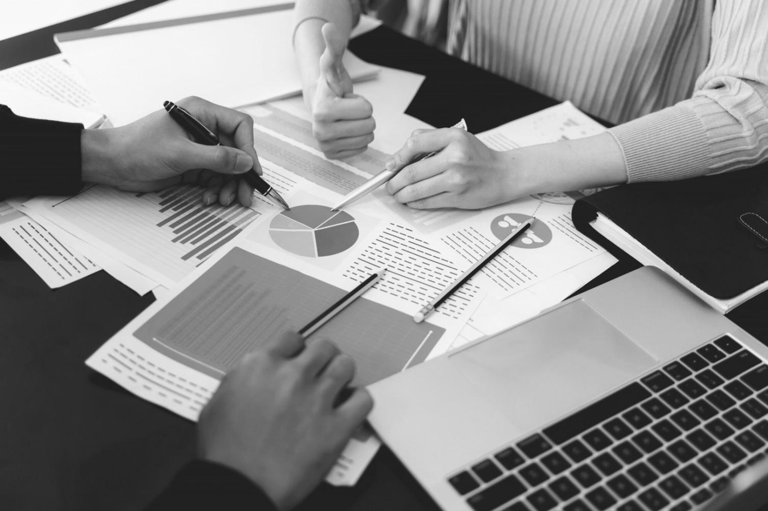 Bureau de travail avec documents financiers et ordinateur